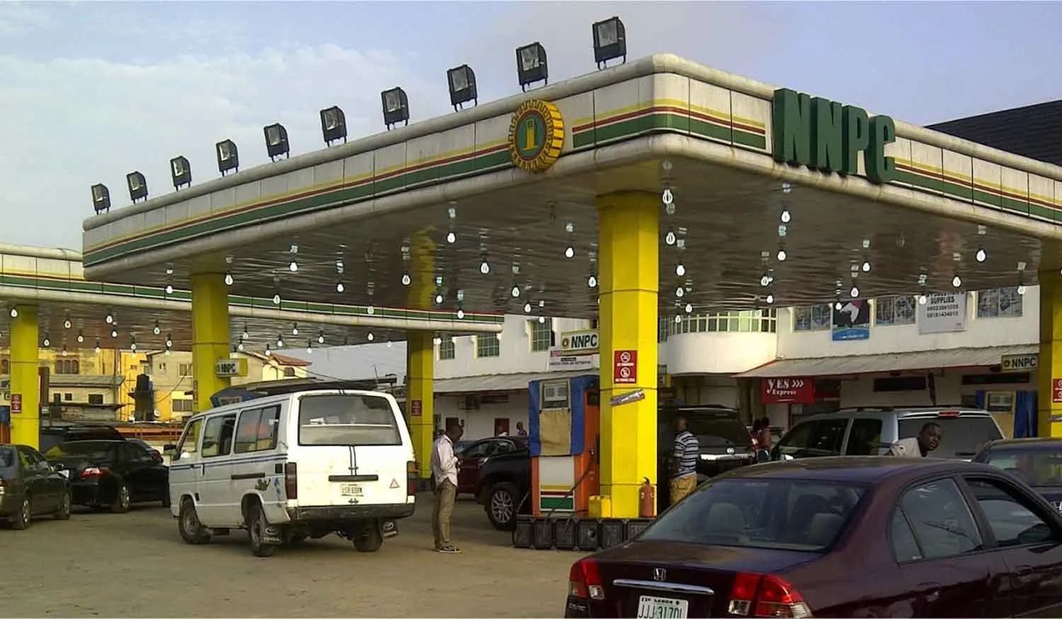 Breaking: NNPCL Lowers Petrol Price to ₦899 Per Litre