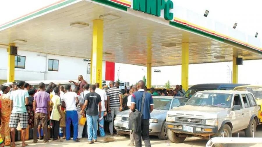 BREAKING: NNPC Reduces Pump Price to ₦925 in Lagos
